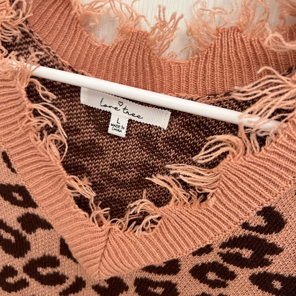 Animal print sweater with distressed collar - Picture 3 of 4